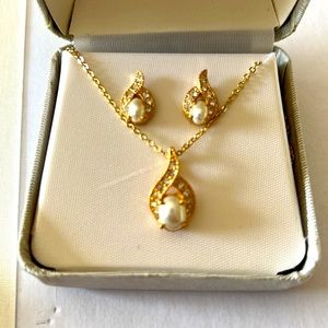 Necklace and earring set